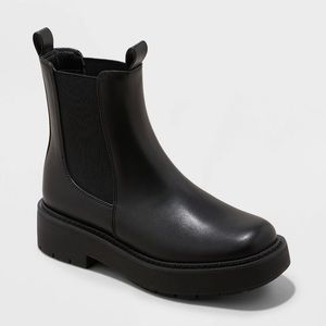 NEW WOMENS CHELSEA BOOT - SIZE 8 BLACK
